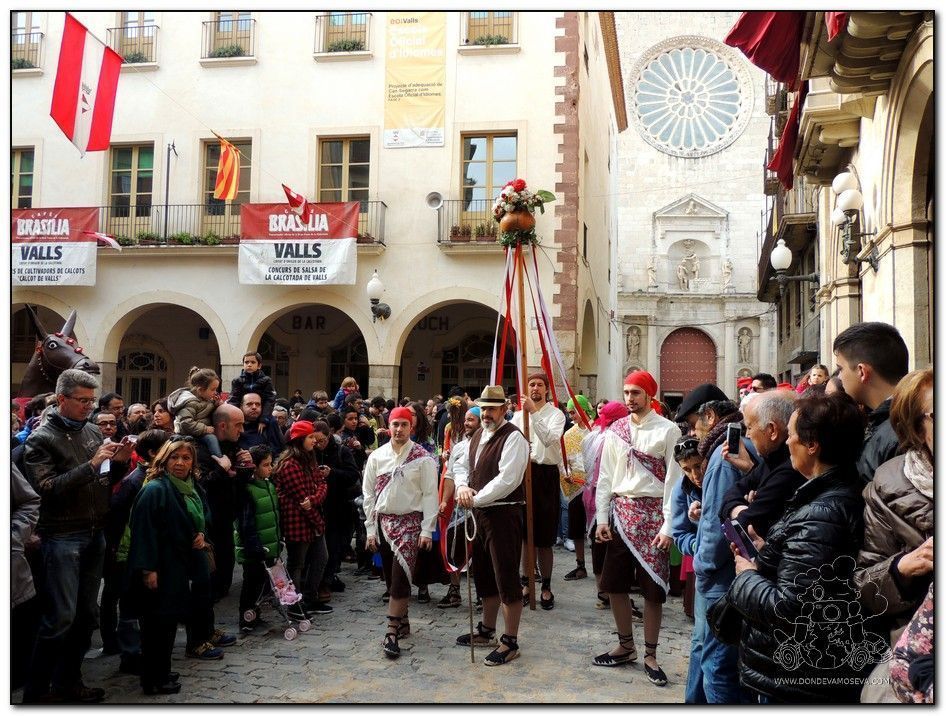Pasacalles con música tradicional en el centro histórico de Valls.