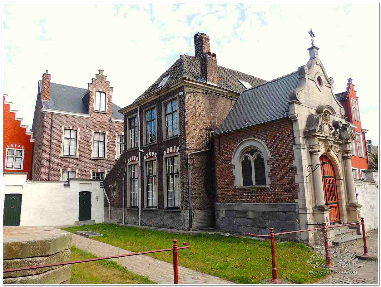 Beaterio de Gante, Patrimonio de la Humanidad, con casas blancas y jardines tranquilos