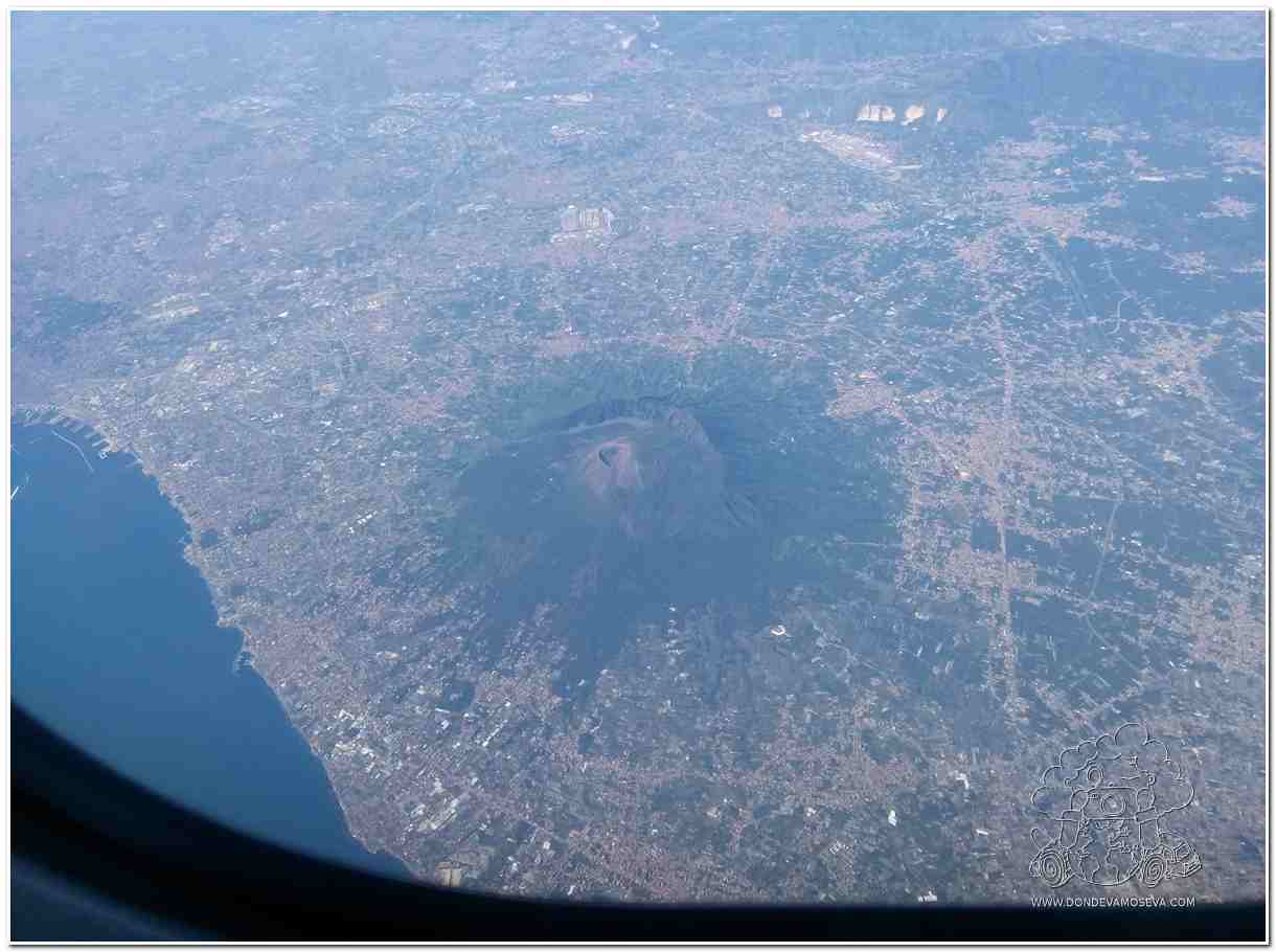 Vista aérea del paisaje desde el avión, recordando la belleza de volar a pesar del miedo