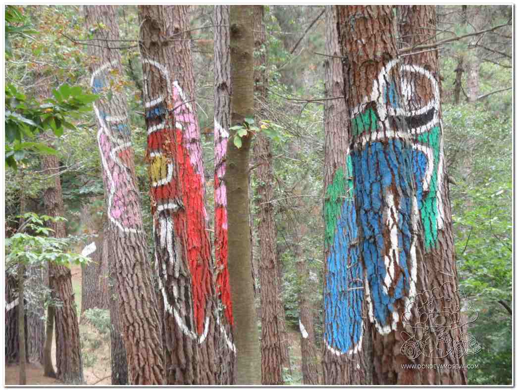 Figuras en el bosque de Oma