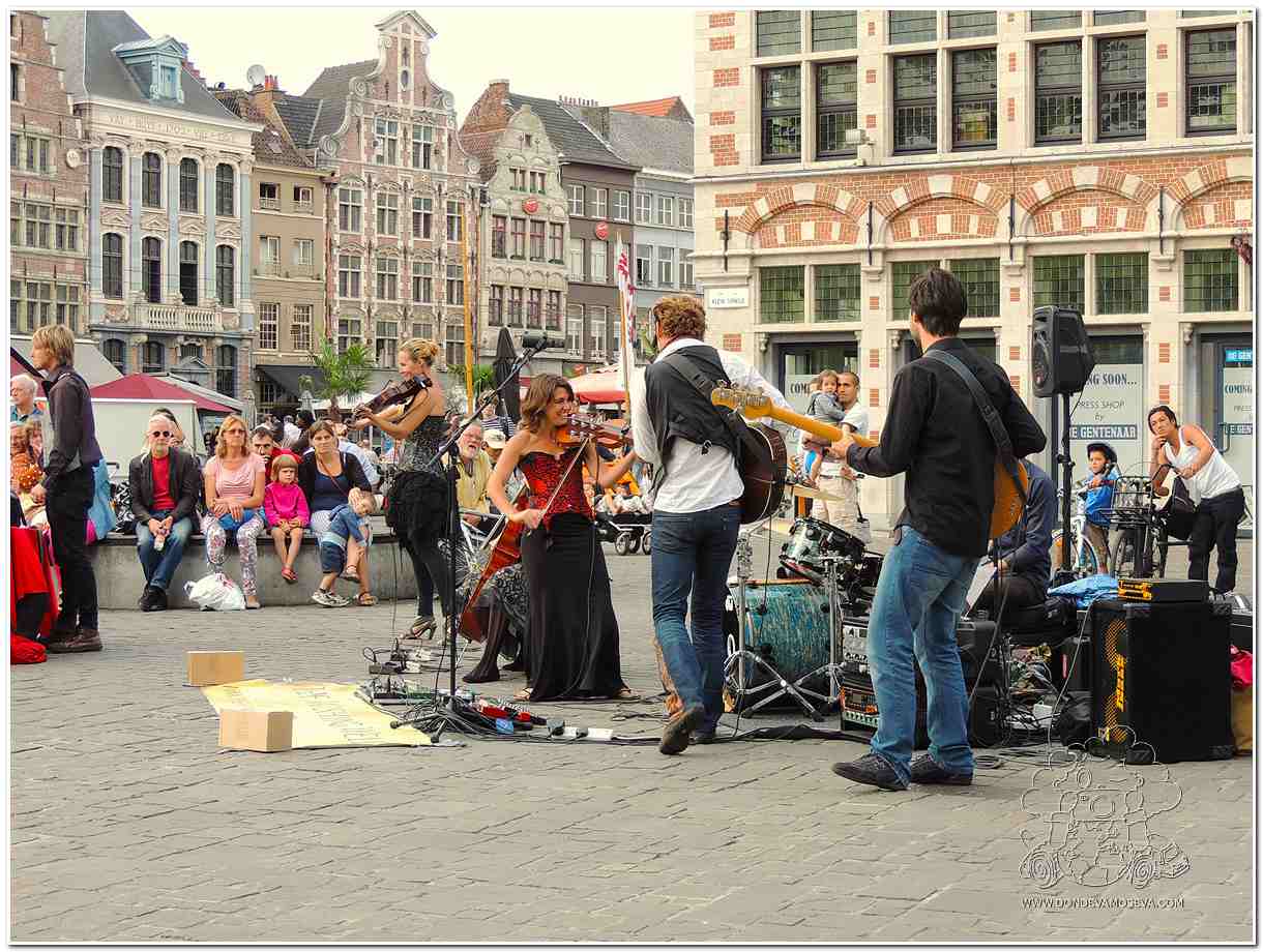 Concierto improvisado de música en la calle en Gante con ambiente festivo