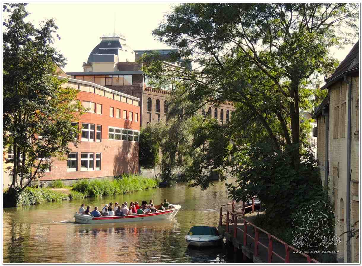 Paseo en barco por los canales de Gante con vistas a edificios medievales