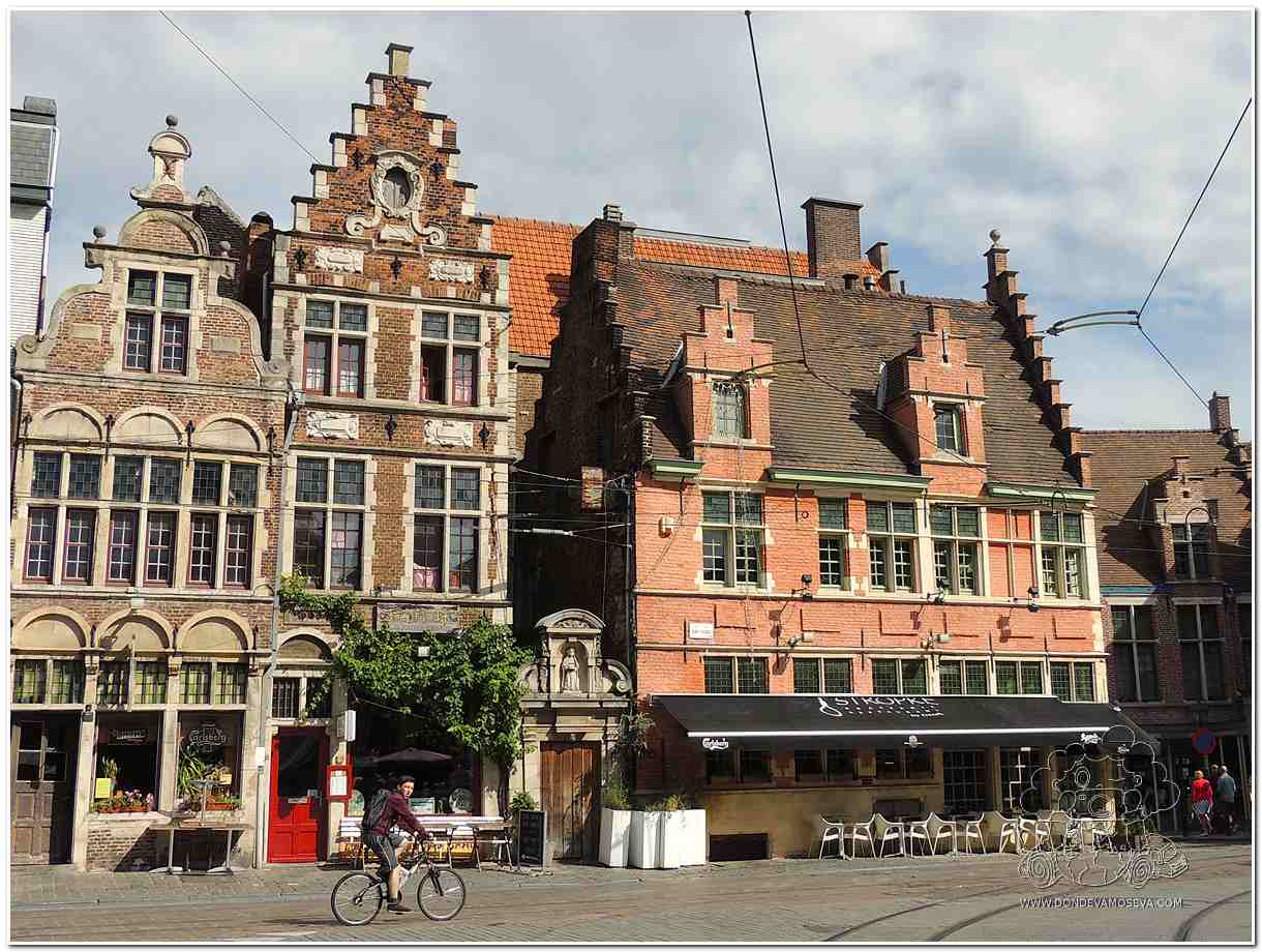 Plaza Sint-Veerleplein en Gante, un rincón histórico junto al Castillo de los Condes