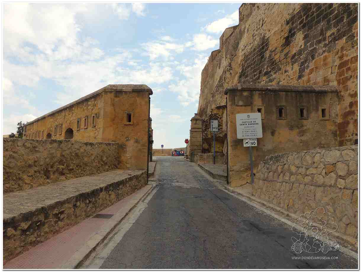 Entrada al castillo de Santa Bárbara