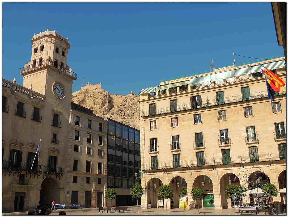 Plaza del  Ayuntamiento de Alicante donde se encuentra la placa de la Cota Cero