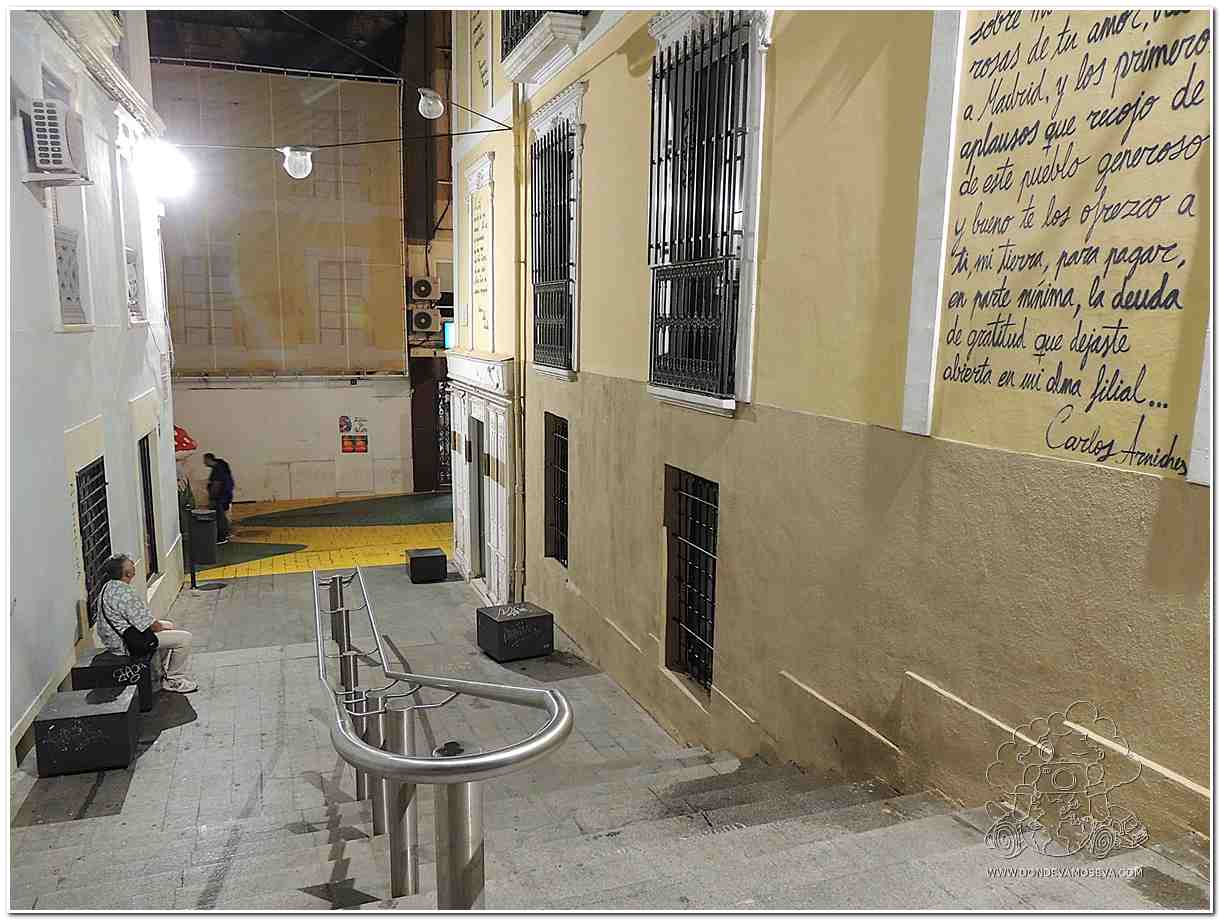 Casa natal del escritor Carlos Arniches en Alicante, con escalinatas y frases de sus obras en una pintoresca calle del casco histórico