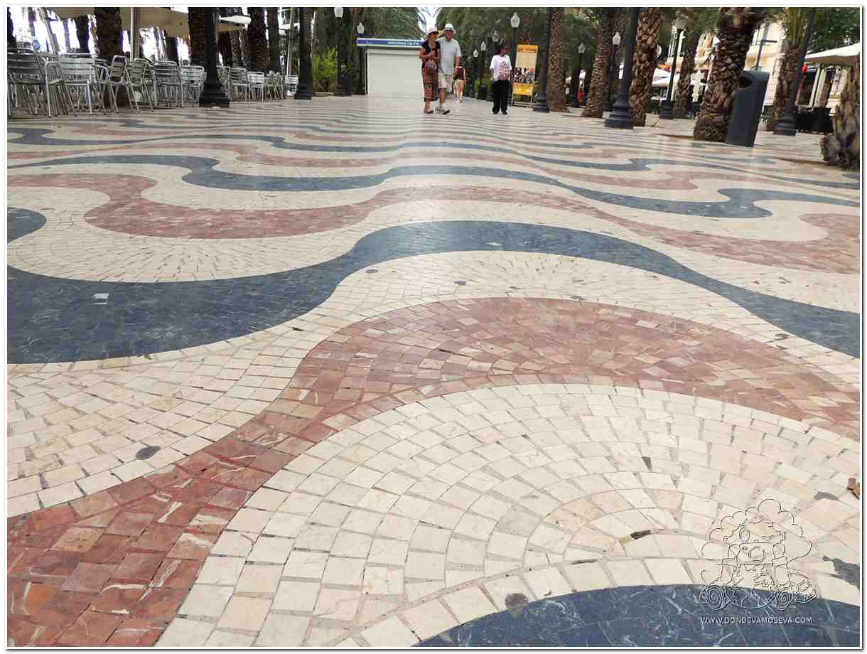Explanada de España en Alicante con mosaico ondulado y palmeras, icono de la ciudad