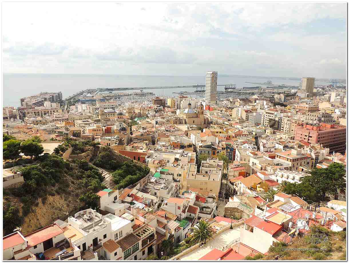 Panorámica de la ciudad desde el castillo de Santa Bárbara en el monte Benacantil
