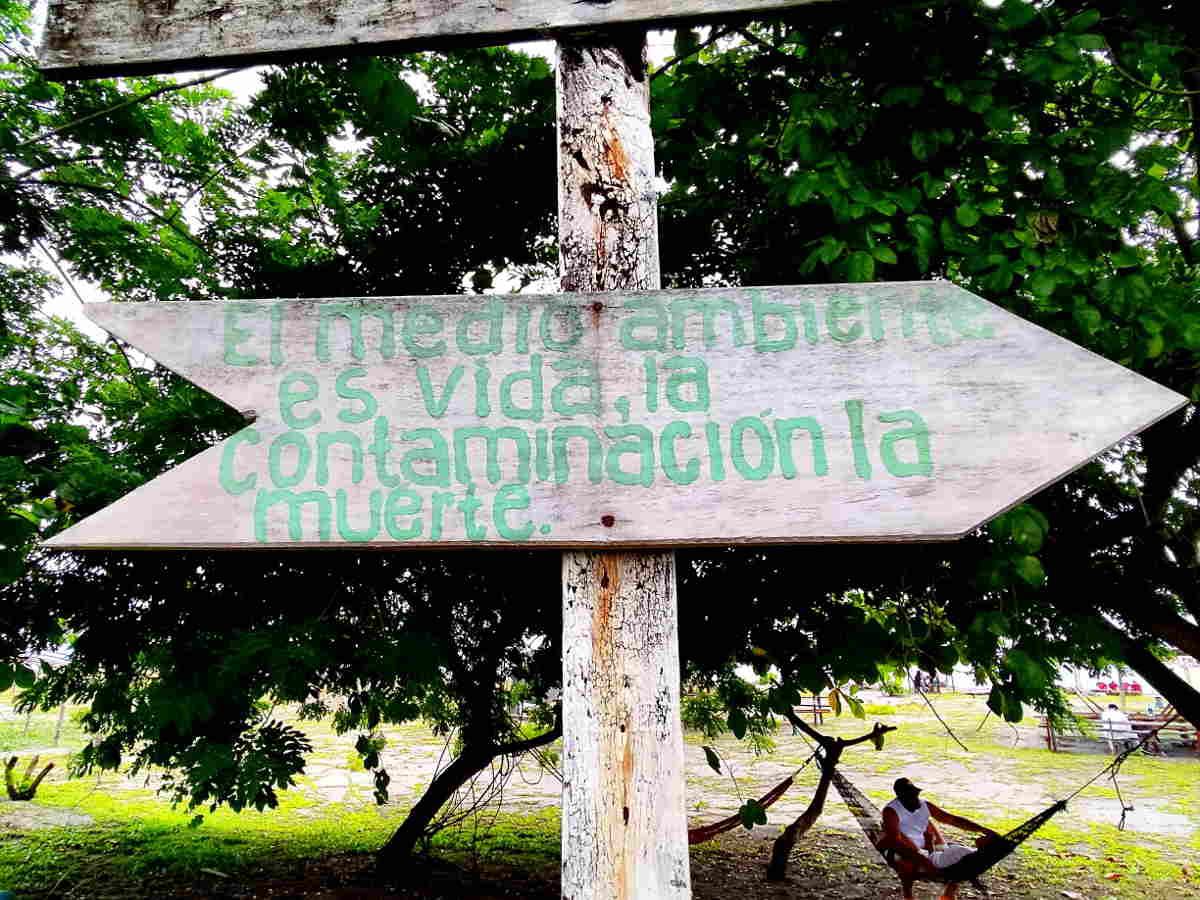 Turismo sostenible en playa de la isla de Boca Grande Tumaco Colombia
