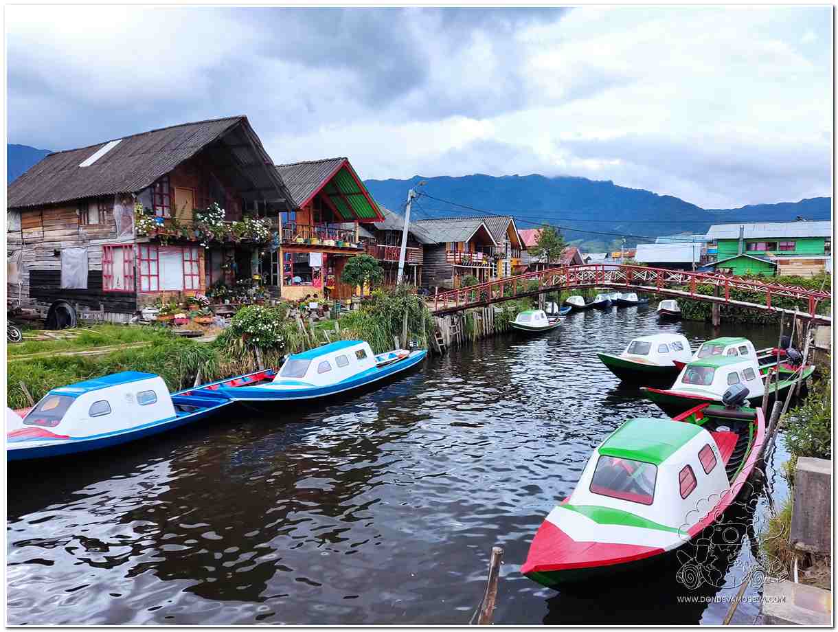 Puerto de La Cocha y sus coloridas casas de estilo suizo