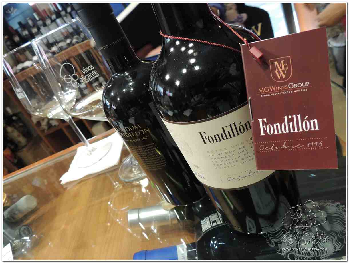 Copa de vino de la D.O. Alicante servida en una enoteca del centro histórico