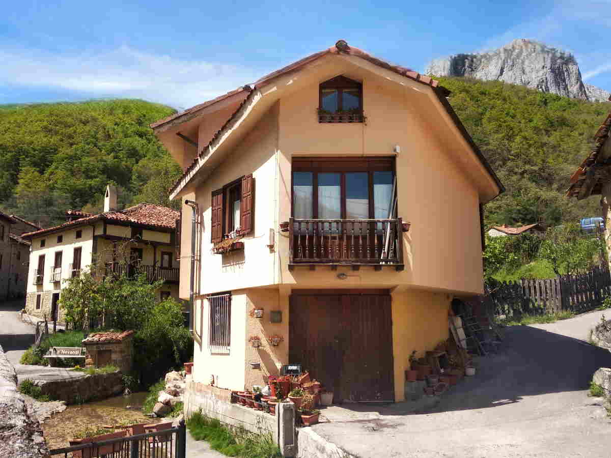 Fachada del Hostal Remoña en Espinama, Liébana, Cantabria