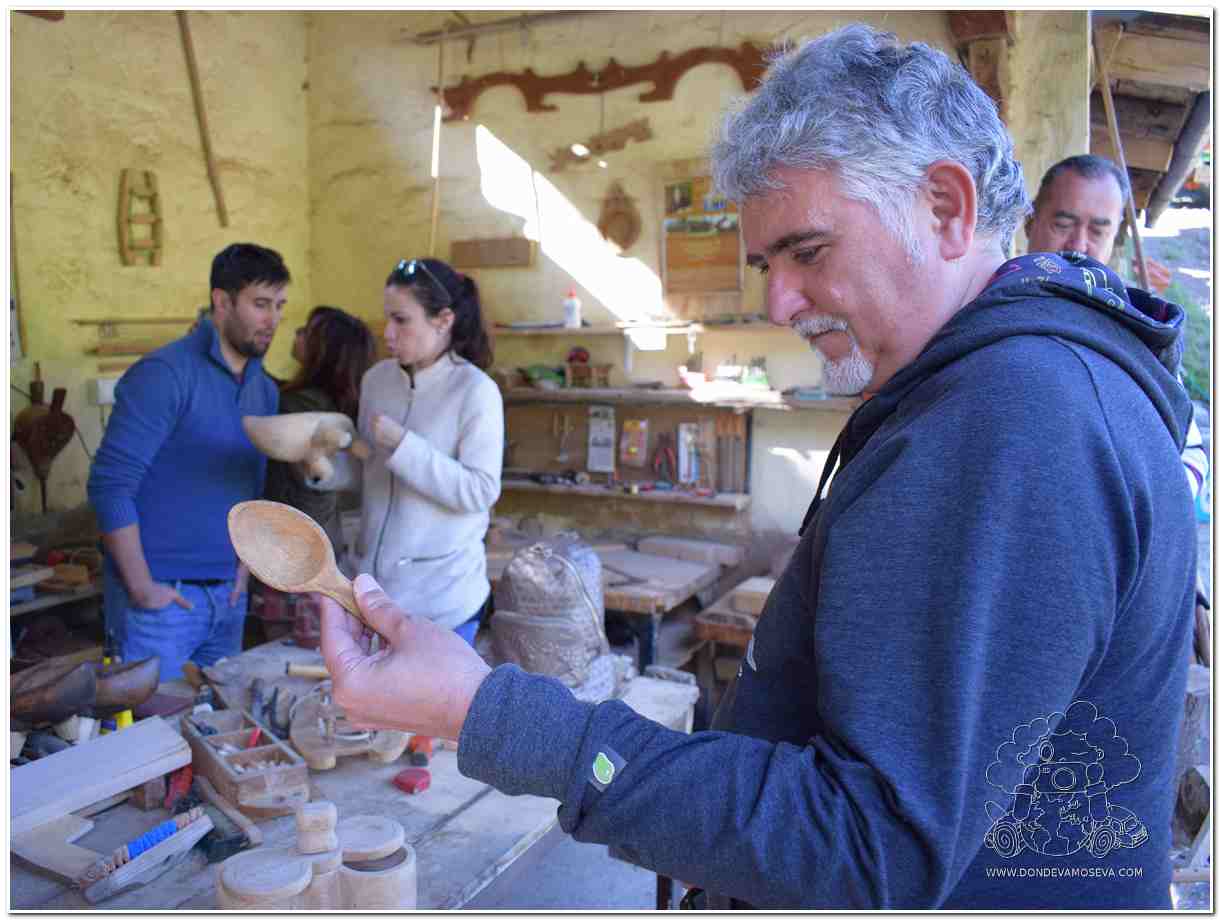 Artesano local trabajando en Camaleño, Liébana, Cantabria