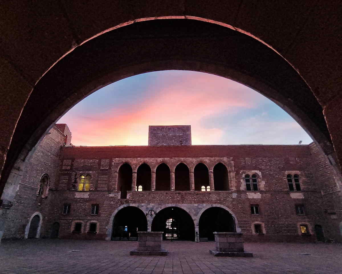 Palacio de los Reyes de Mallorca en Perpiñán al atardecer con vistas al Canigou
