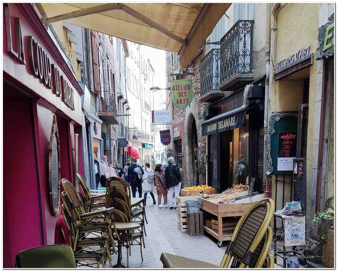 Calle animada del centro histórico, ideal para el tapeo y el vino al final del día.