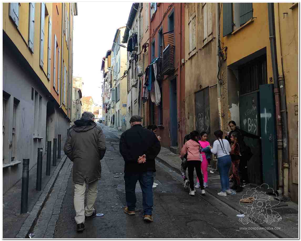 Calles del barrio de Saint Jacques en Perpiñán con ropa tendida y fachadas coloridas