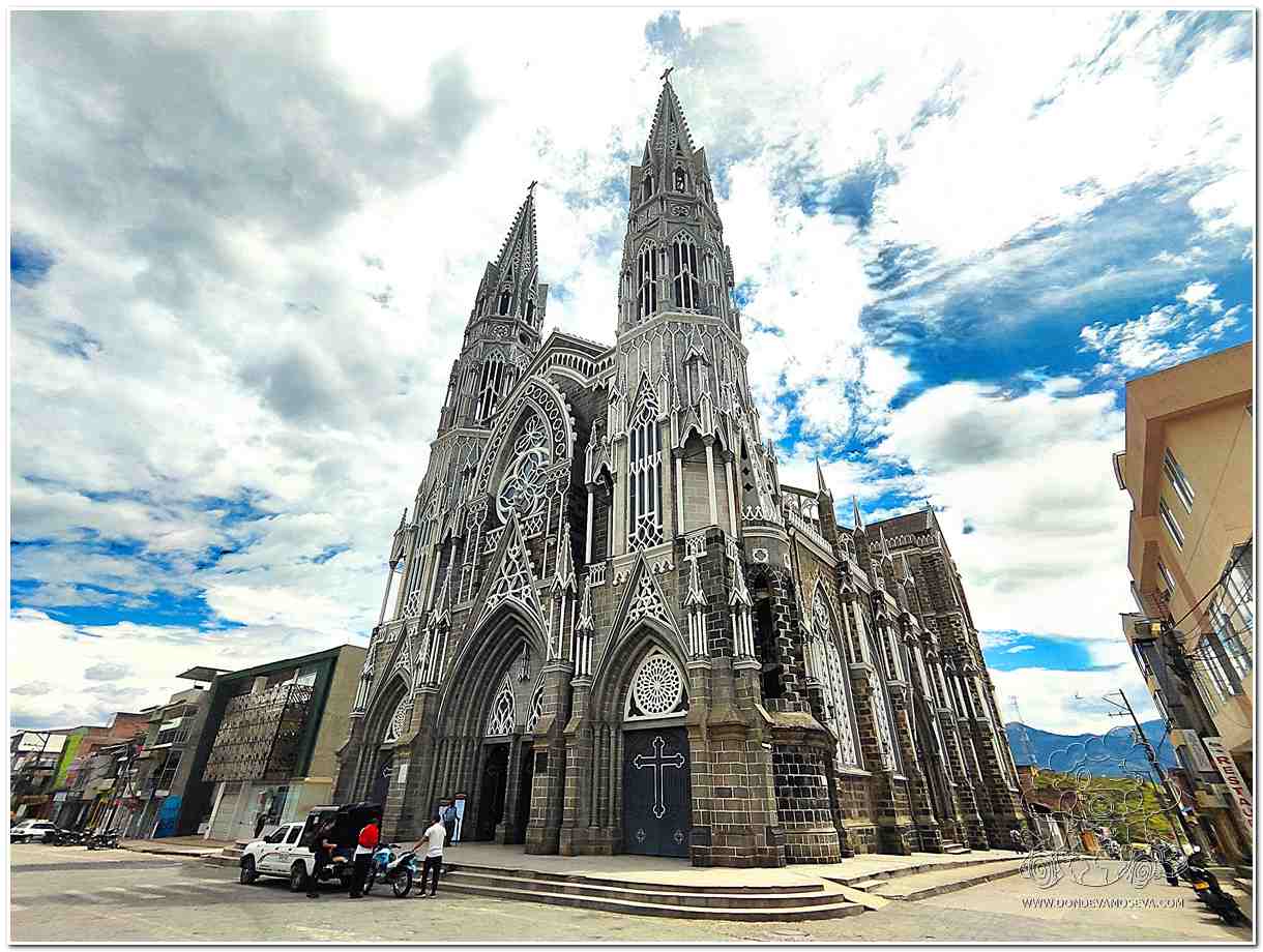 Basílica de Nuestra Señora del Rosario en Sandoná, templo neogótico diseñado por Julián Espinoza y Gerardo López, en Nariño, Colombia.