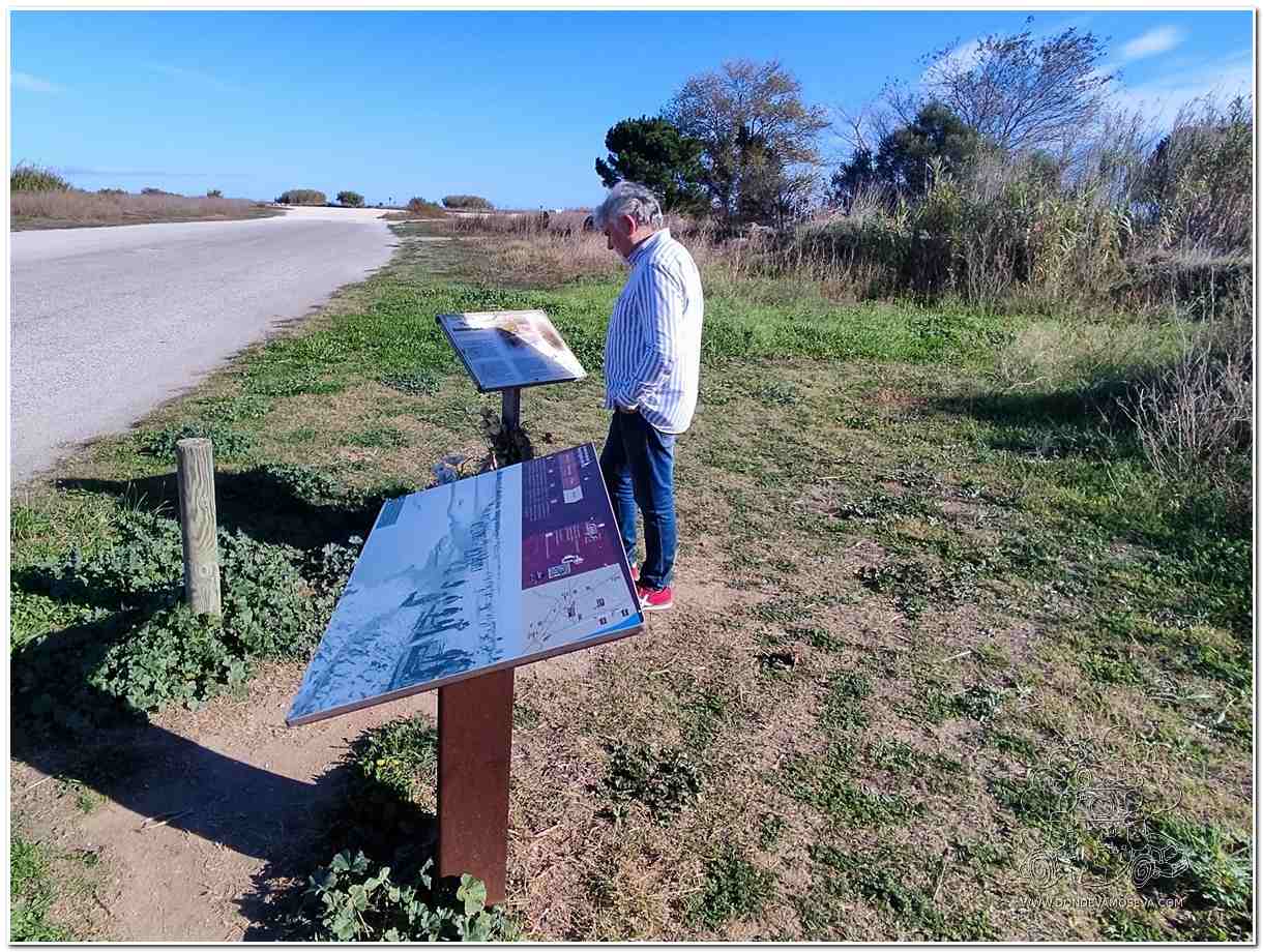 Viajero leyendo los paneles informativos sobre el exilio republicano en la playa de Argelès-sur-Mer.