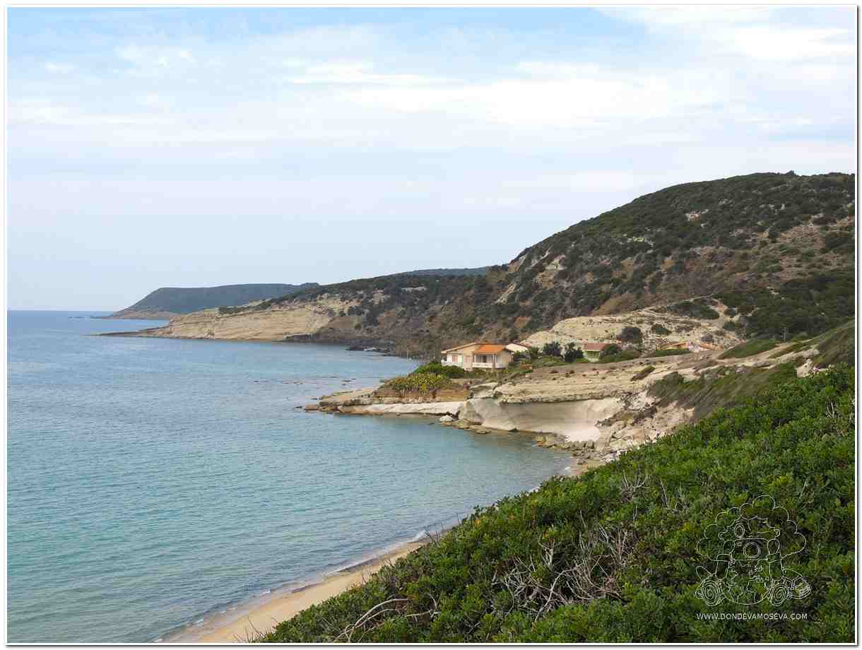 Carretera escénica hacia la Costa Verde de Cerdeña, entre colinas y matorral mediterráneo.