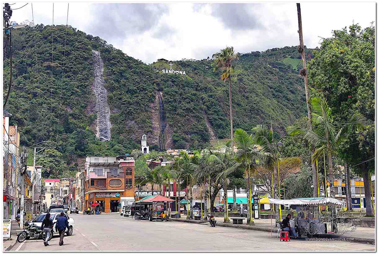 Cascada de Belén en Sandoná, salto de agua de 50 metros con vistas panorámicas al pueblo.