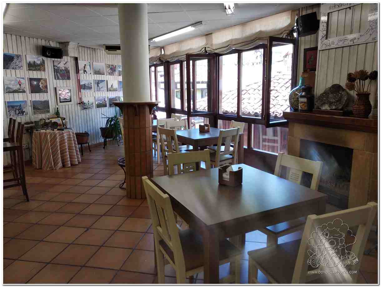 Comedor del Hostal Remoña con ambiente rural y cocina tradicional cántabra