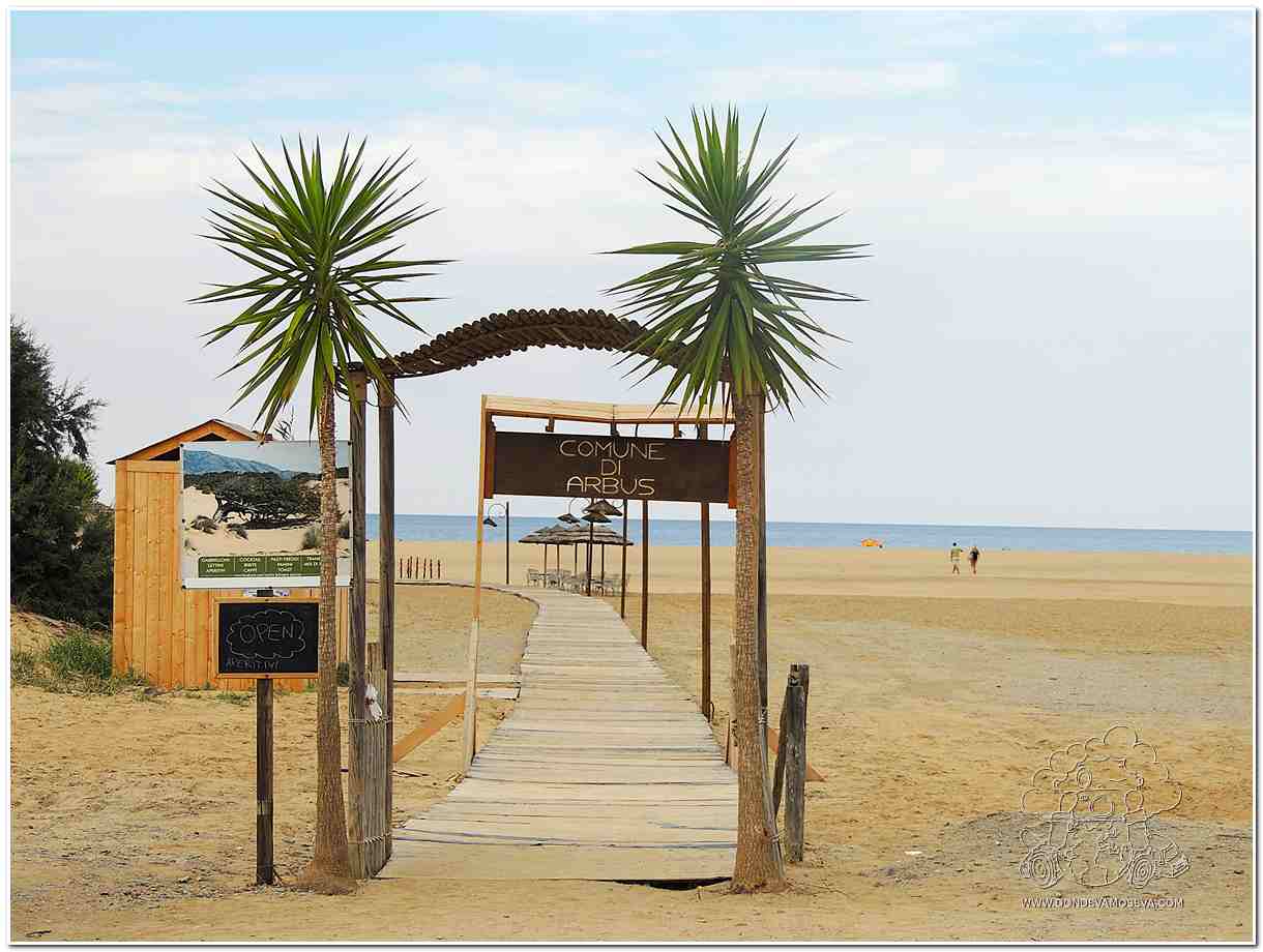 Cartel de acceso a la playa Piscinas en la Comuna de Arbus, Costa Verde de Cerdeña.