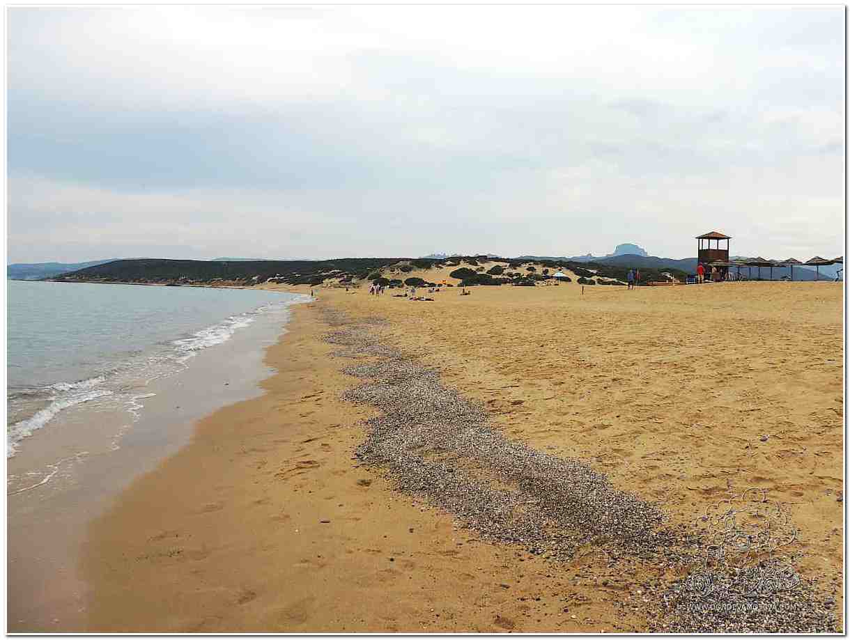 Dunas doradas de la playa Piscinas, en la Costa Verde de Cerdeña, al atardecer