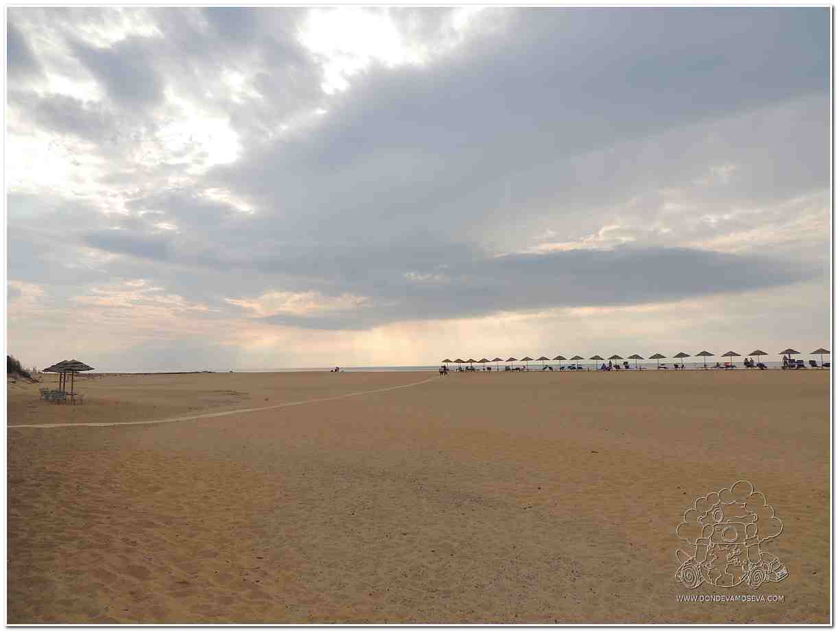 Panorámica de la playa Piscinas en la Costa Verde de Cerdeña, una extensión de arena dorada y mar azul en estado virgen