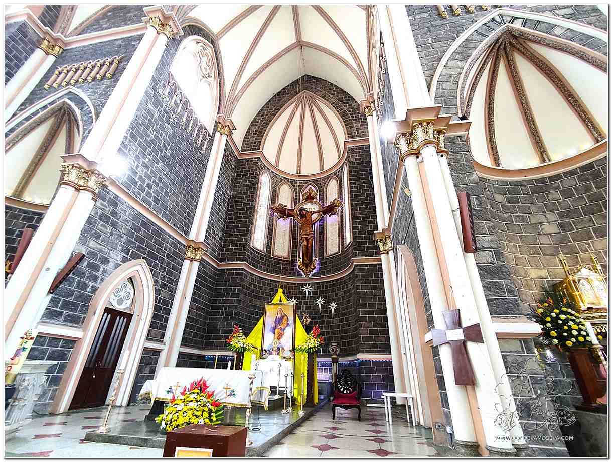 Cristo tallado en madera en la Basílica de Sandoná, el más grande de América, obra del maestro Alfonso Zambrano Payán.