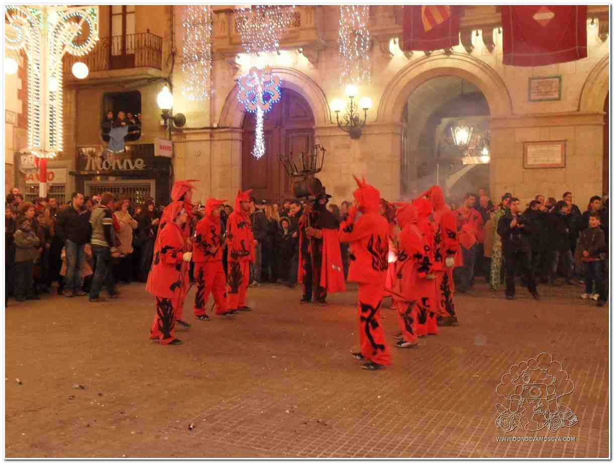 Diables de Valls durante un correfoc en las fiestas tradicionales de la ciudad