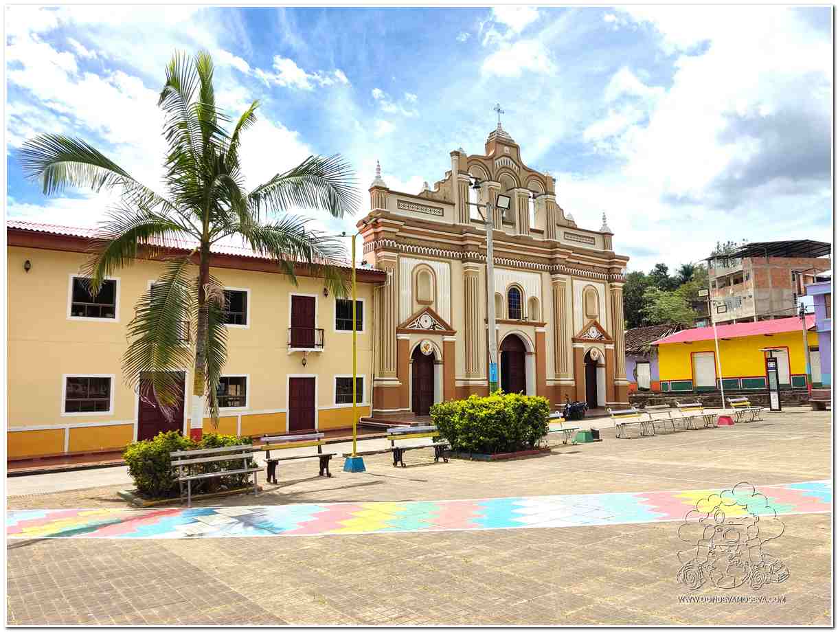 Plaza colorida de El Ingenio, con casas coloniales