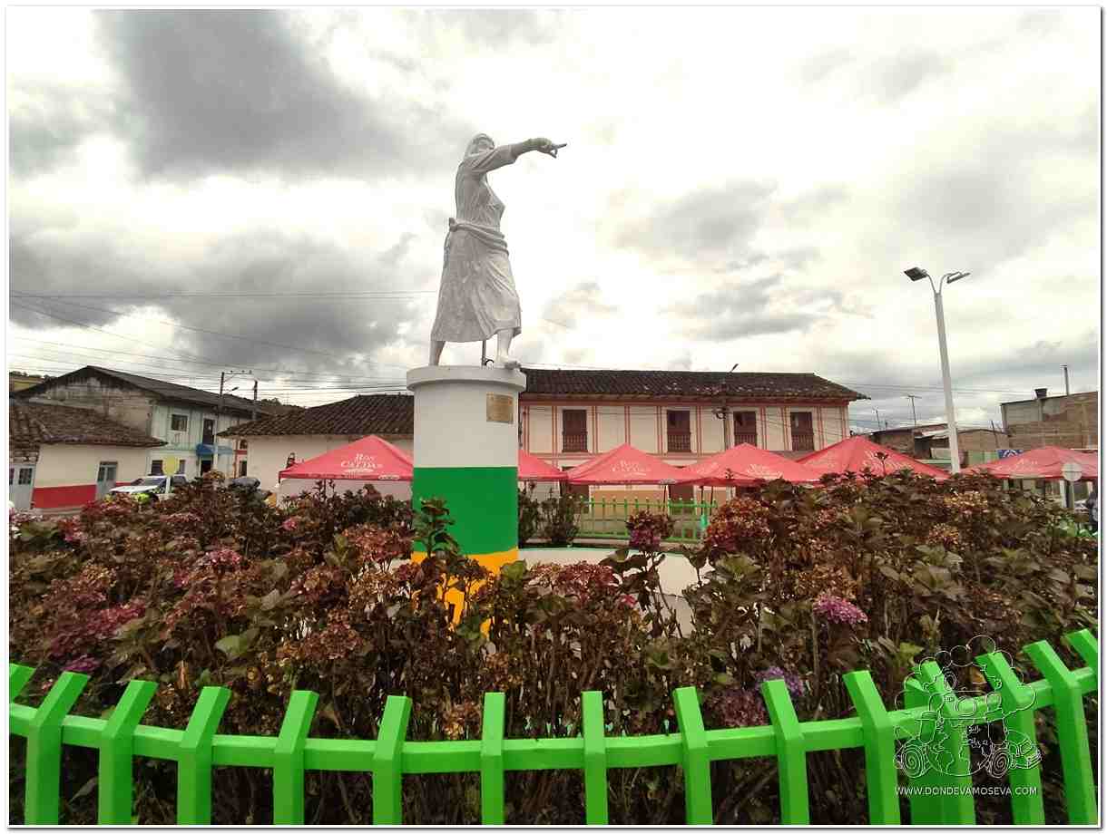 Monumento a la Cacica María Mués Calcan, símbolo de liderazgo indígena y femenino en Nariño
