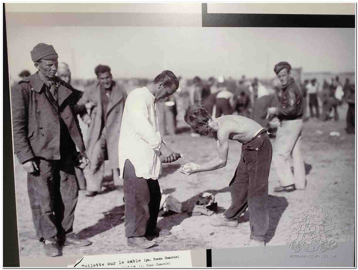 Refugiados republicanos exhaustos en el campo de concentración de Argelès-sur-Mer en 1939.