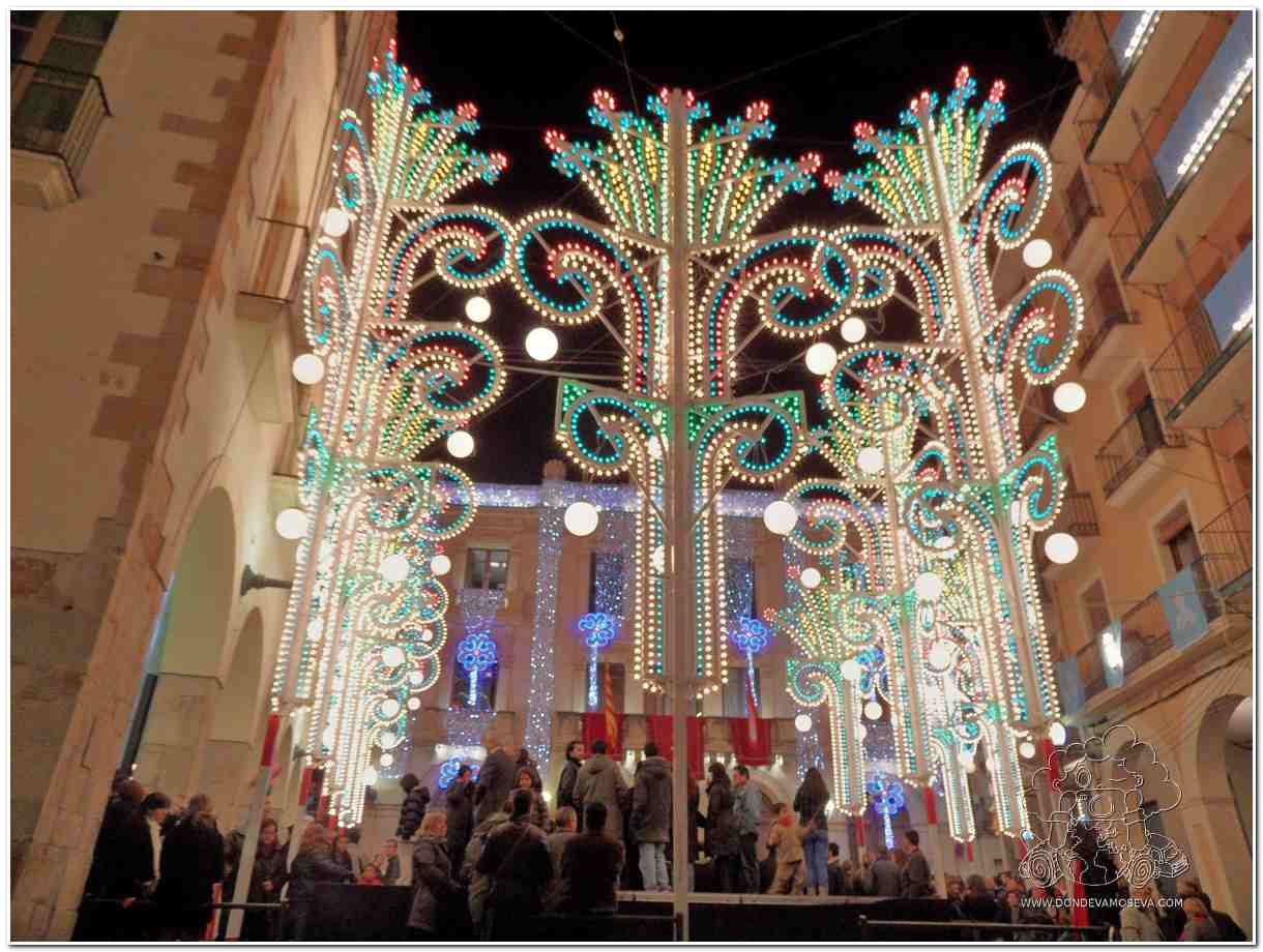 Calles de Valls iluminadas durante la Festa de les Decennals de la Candela, se celebra cada diez años
