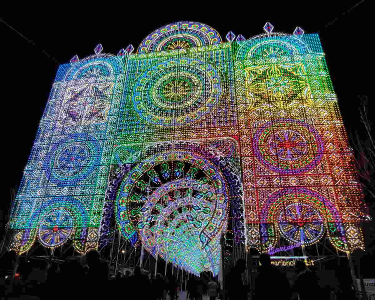 Calles de Valls iluminadas durante la Festa de les Decennals de la Candela, celebración única en Cataluña