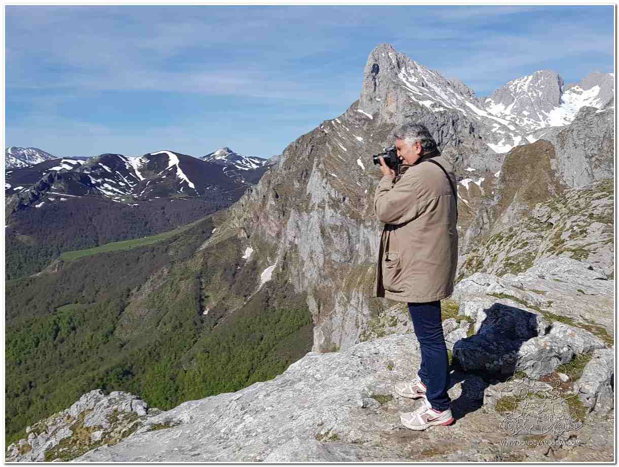 Viajero fotografiando los paisajes de Espinama y los Picos de Europa