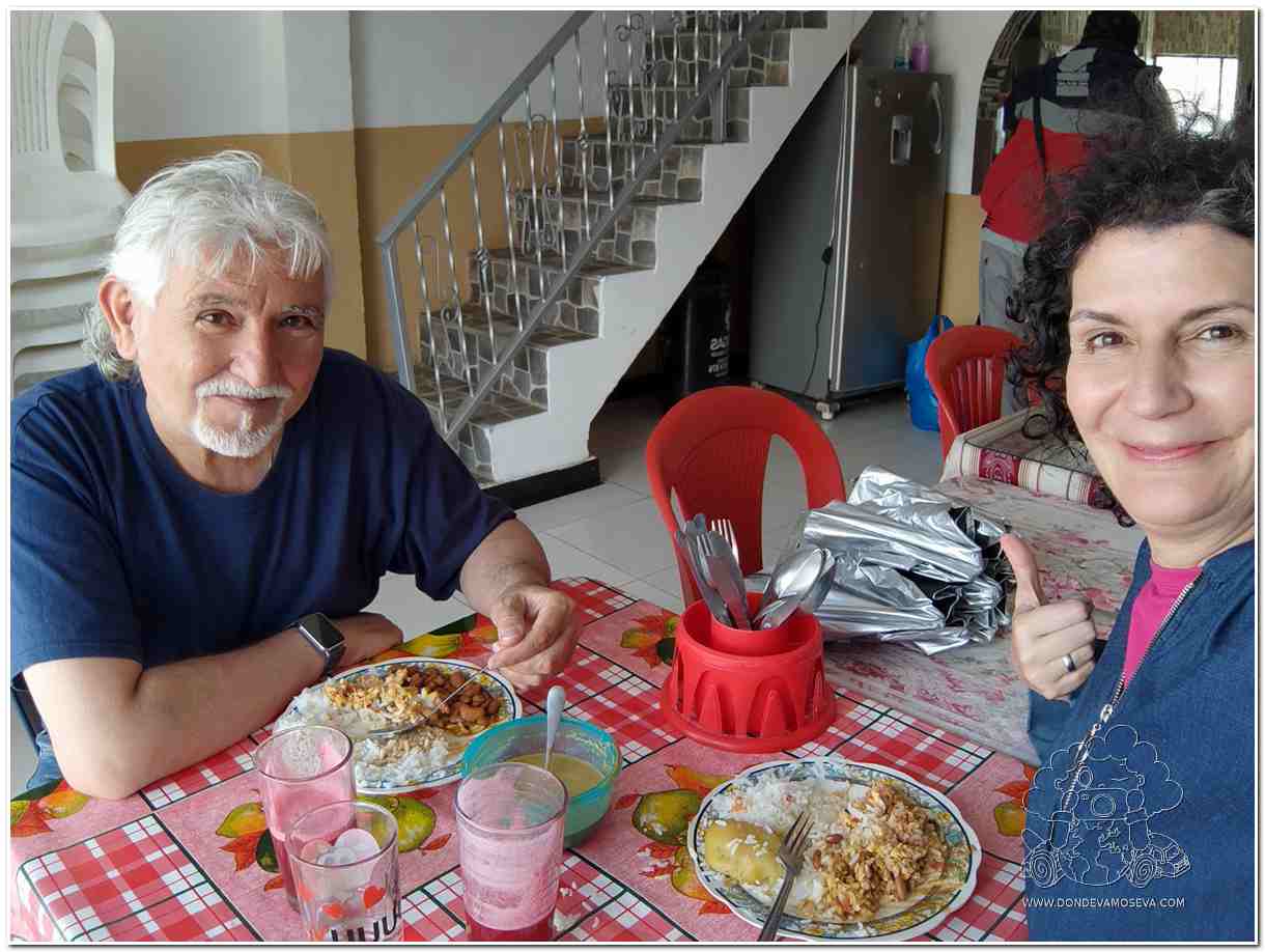 Viajeros disfrutando de la gastronomía cruceña en La Estancia, La Cruz
