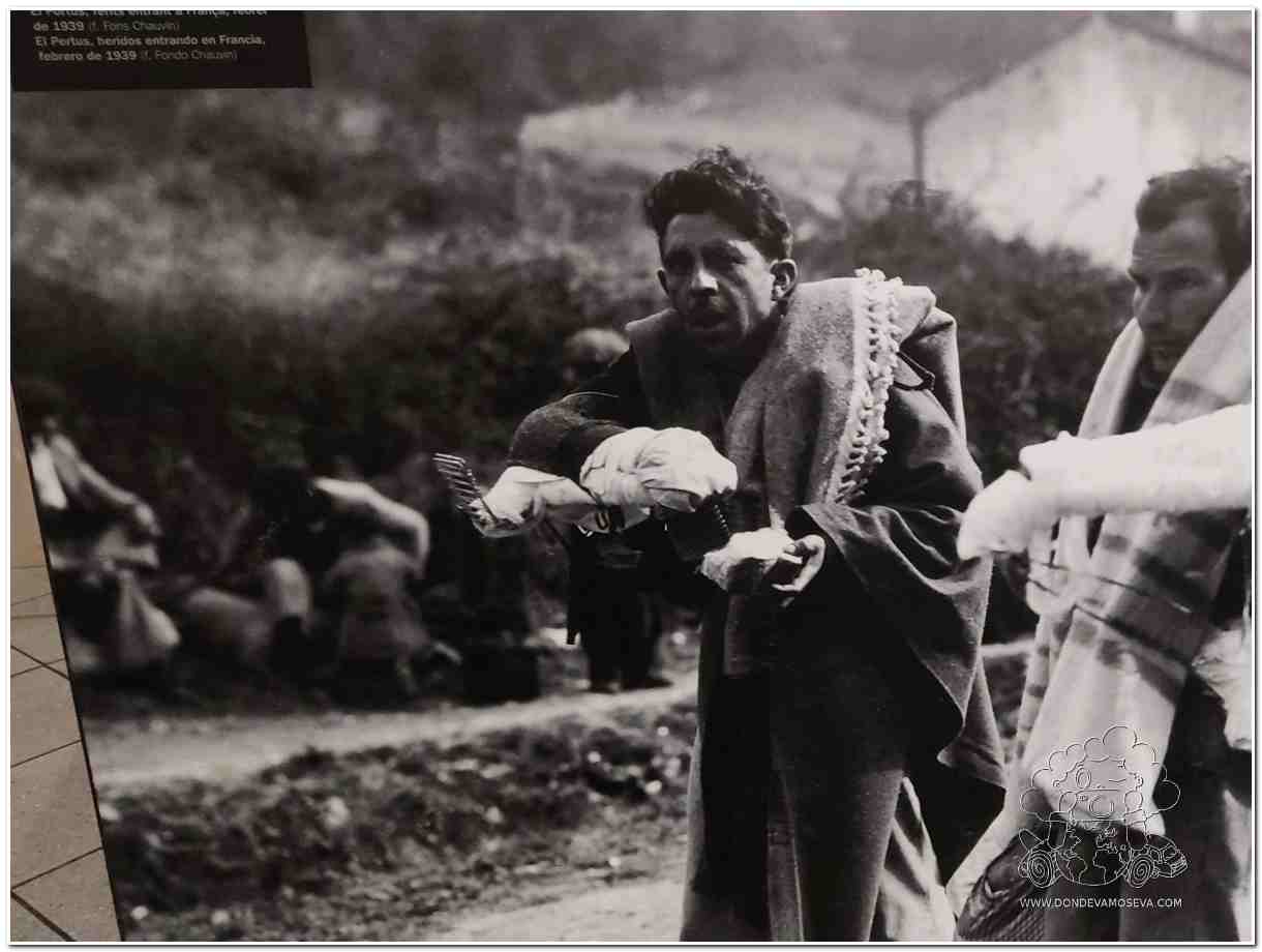 Heridos republicanos cruzando la frontera hacia Francia a través de Le Perthus en febrero de 1939.
