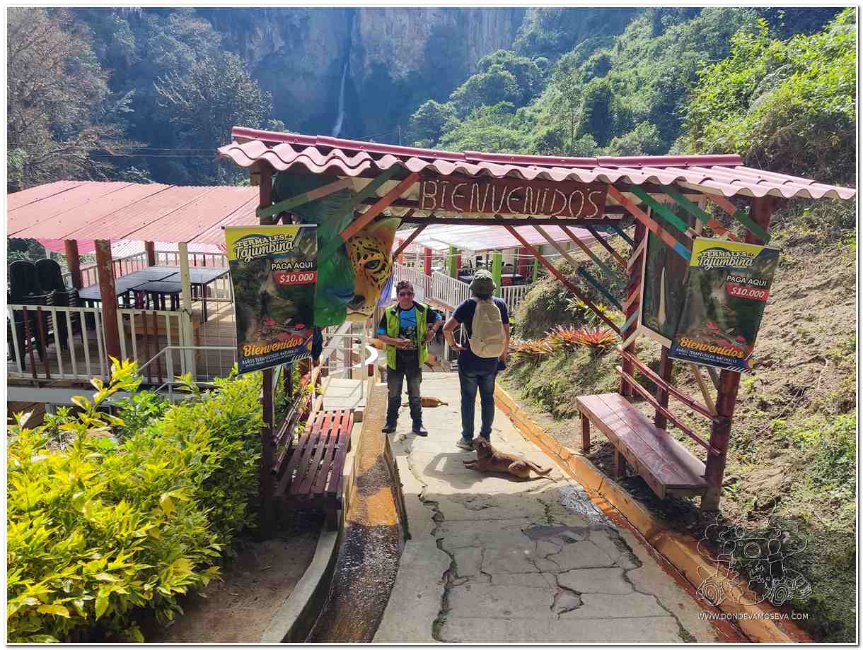 Entrada al complejo termal de Tajumbina, rodeado de montañas verdes y vapor volcánico en La Cruz, Nariño