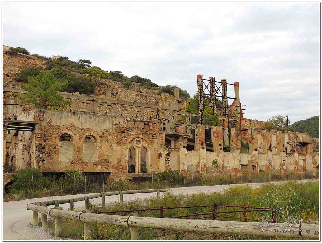 Ruinas del Lavadero Brassey en Ingurtosu, parte de la Miniera di Ingurtosu – Pozzo Gal, Costa Verde.