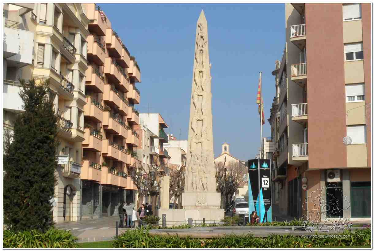 Monumento a los castellers en Valls, símbolo de las torres humanas catalanas