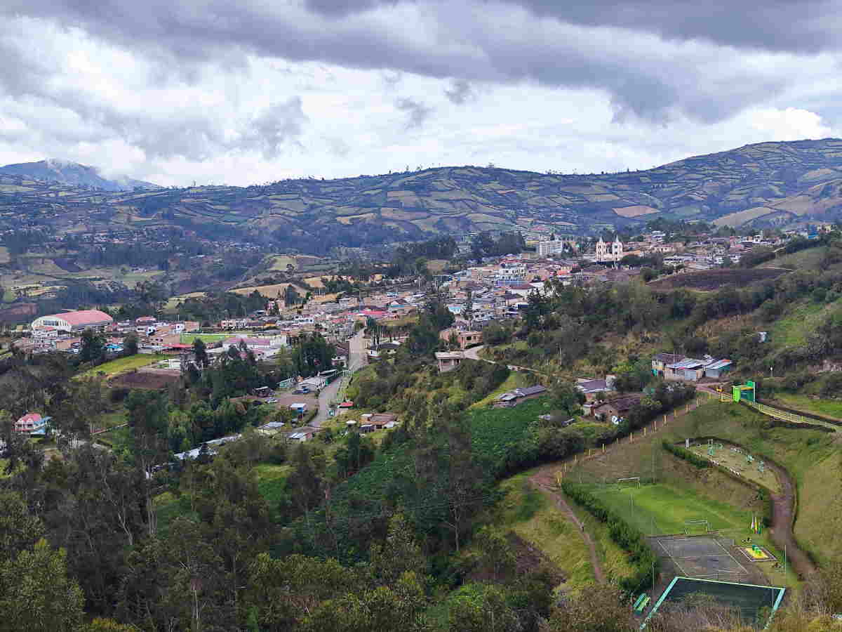 Tapiz de retazos en Ospina, Nariño: laderas cultivadas de papa bajo montañas y neblina