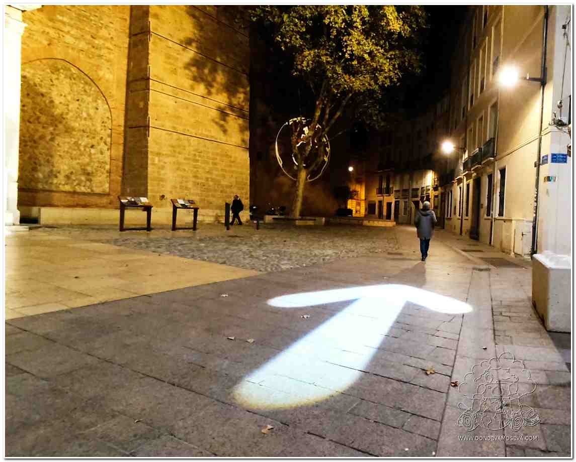 Iluminación de Les Parcours de la Lumière en el casco antiguo de Perpiñán por la noche