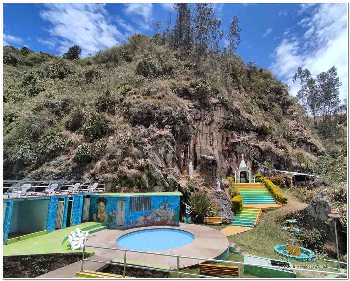 Aguas cristalinas del Parque Ecológico Las Piscinas en Ospina, un espacio natural de encuentro y descanso bajo la mirada del Cristo Redentor