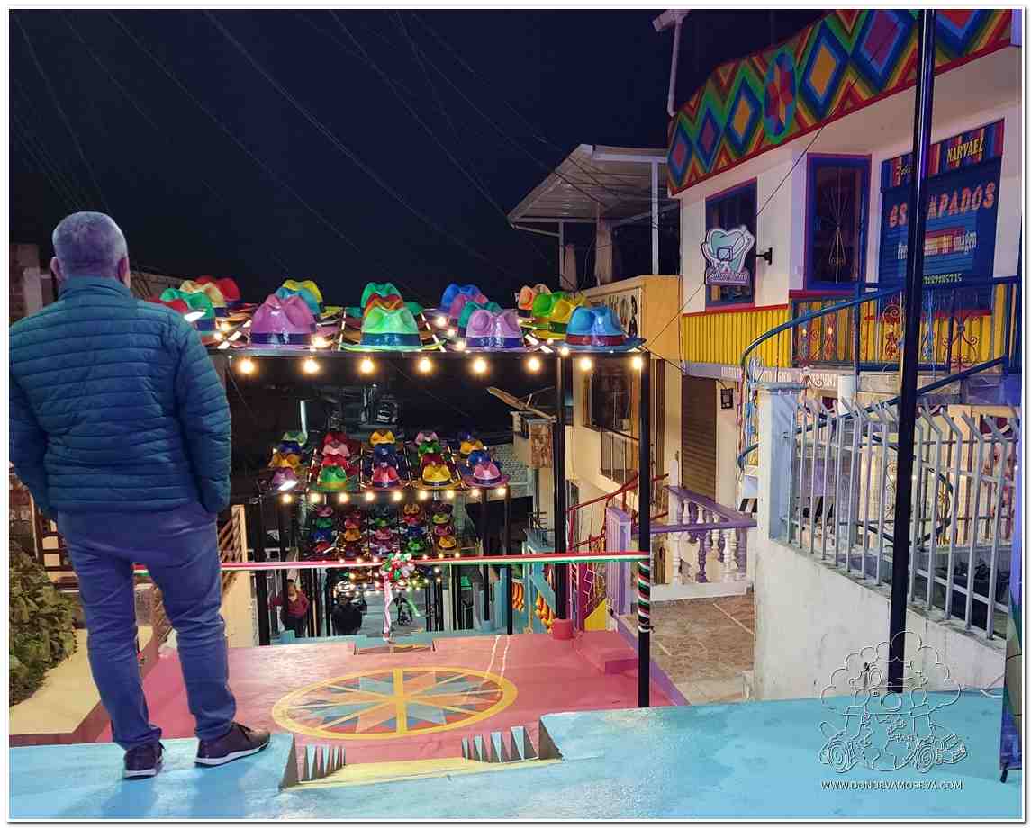 Pasaje Tesoro Artesanal en Sandoná, escalinata decorada con sombreros de paja toquilla en el barrio San Francisco.