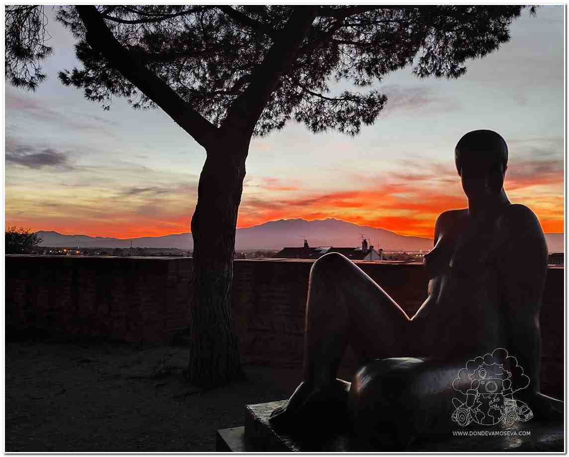 Vista panorámica desde el palacio al atardecer, con el monte Canigou de fondo.
