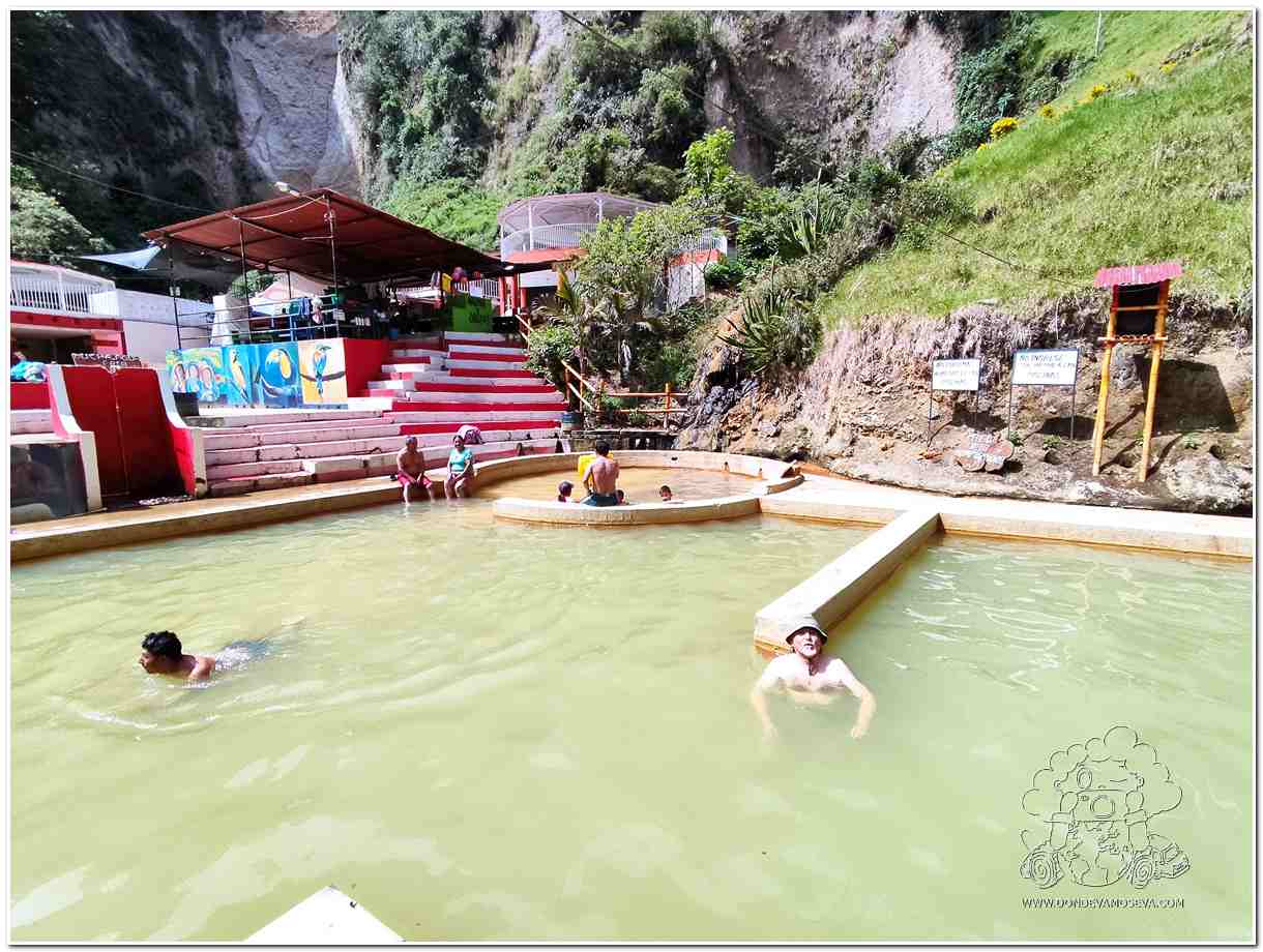 Visitantes disfrutando de las piscinas de barro en las Termales de Tajumbina