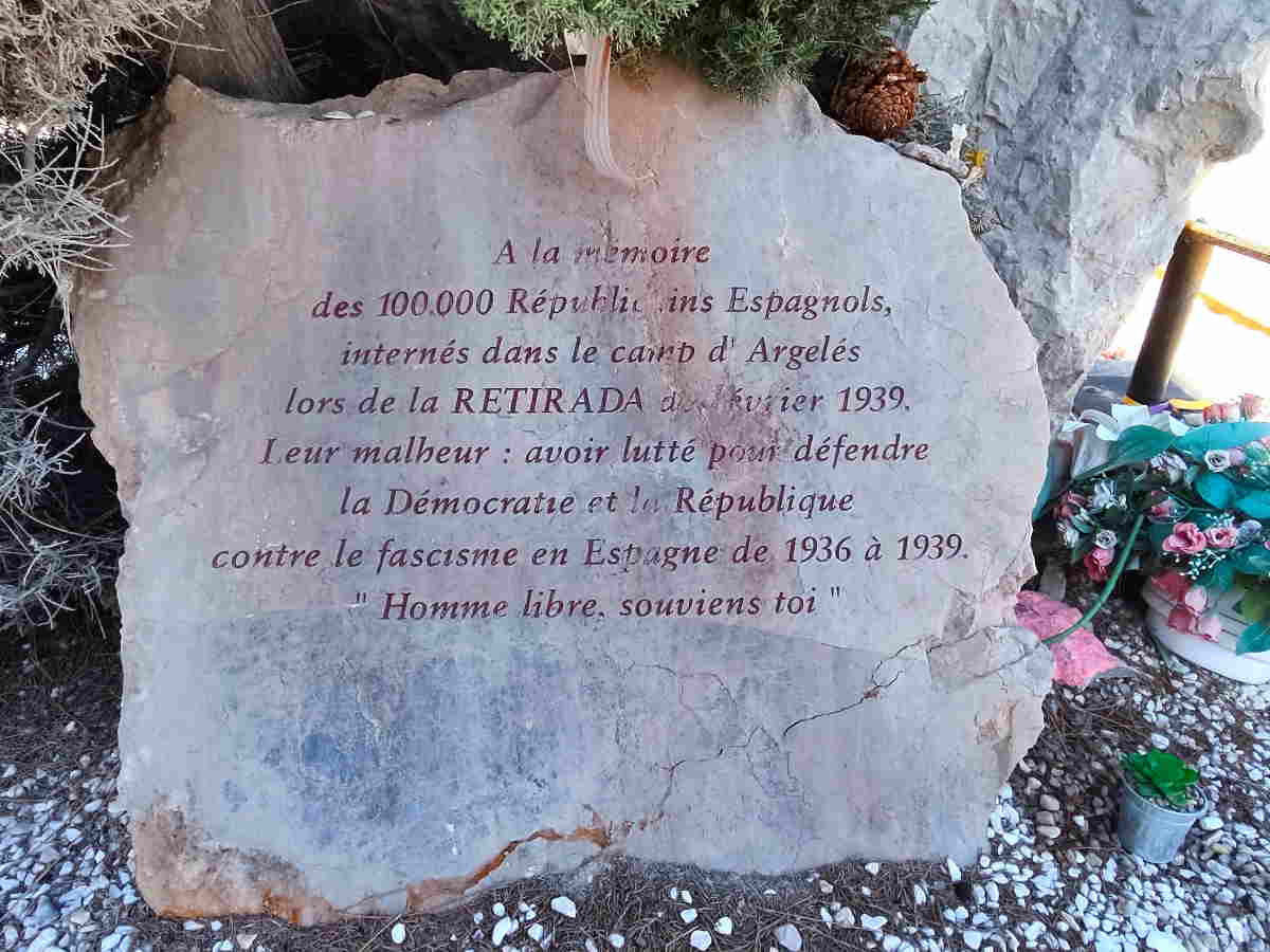 Placa conmemorativa en homenaje a los españoles internados en el campo de concentración de Argelès-sur-Mer tras la Retirada