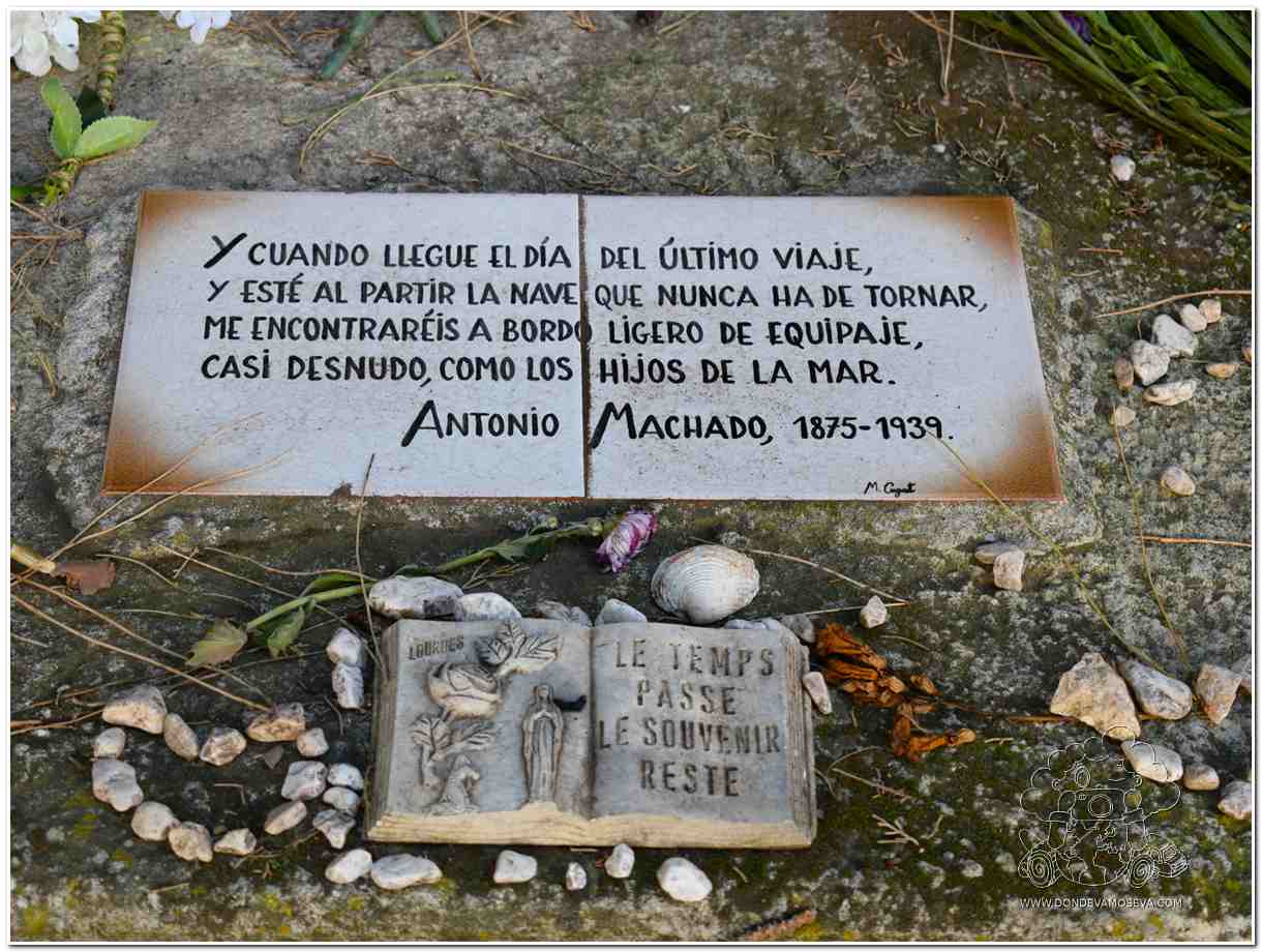 Placa conmemorativa sobre el último viaje de Antonio Machado hacia el exilio.