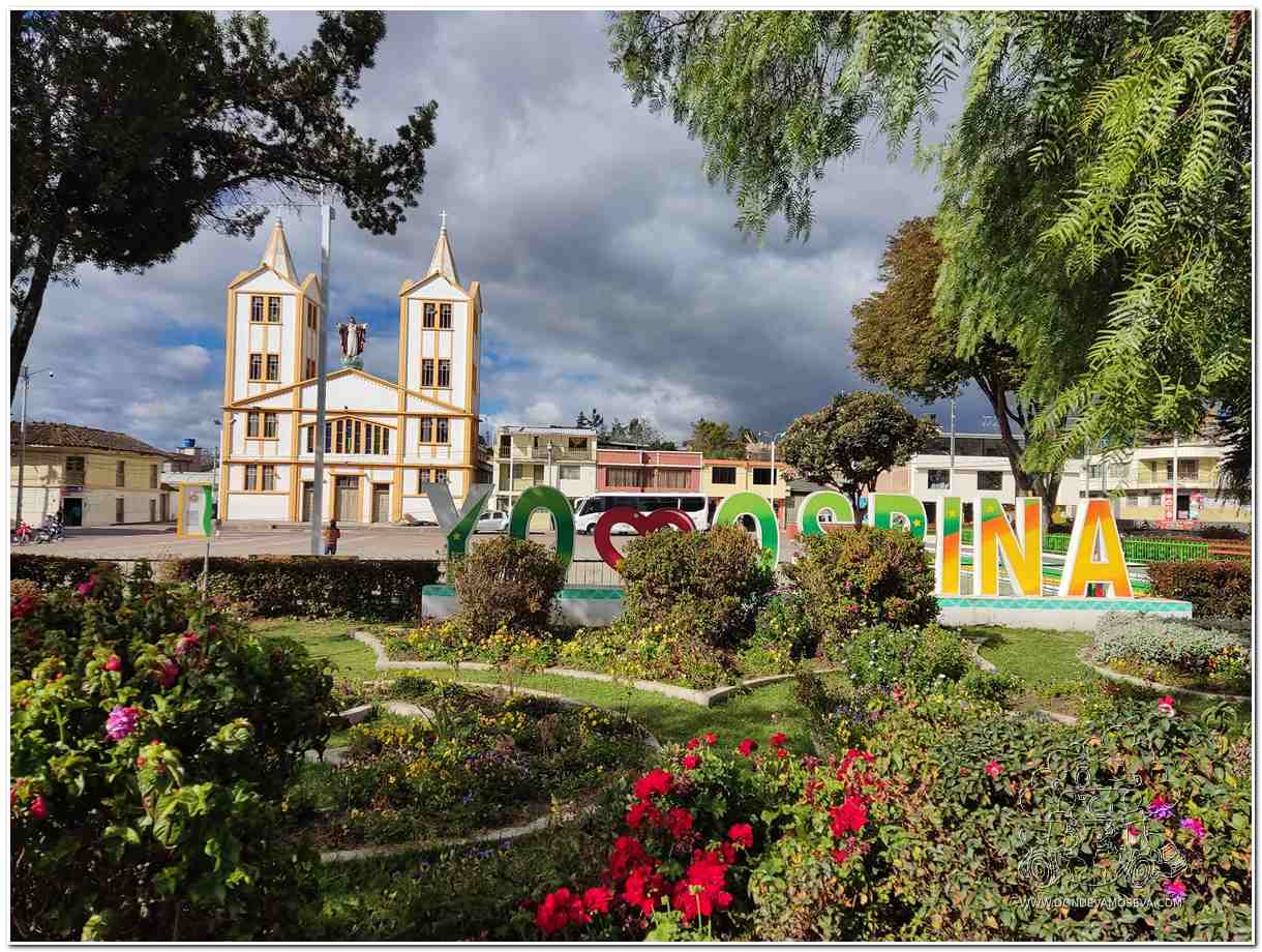 Plaza principal de Ospina con iglesia colonial y casas tradicionales